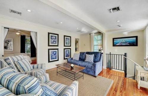 Flamingo Parks House | The Blue Pearl - Soak Up Views from a Scenic Poolside Upper Deck