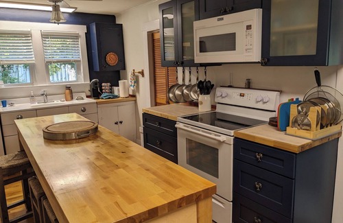 Monterey House | The Blue View - Close to town center plus great mountain view! Good Cell & WiFi