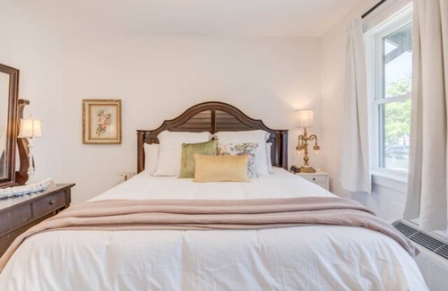 Historic Downtown Manteo Hotel | The Blushing Rose Room