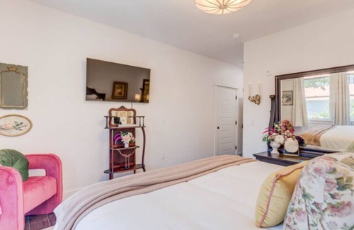 Historic Downtown Manteo Hotel | The Blushing Rose Room