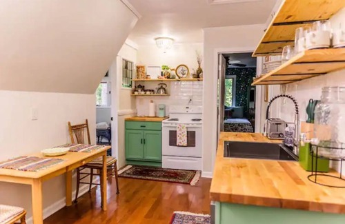 Lake Hamilton Apartment | The Boho Loft: colorful, cozy, comfortable 1BR