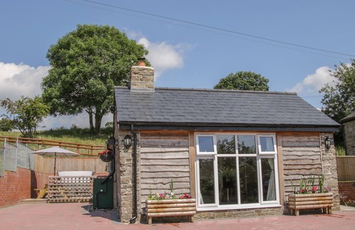 Bishops Castle Cottage | THE BOUNDARY ANNEX, pet friendly, with hot tub in Bishop's Castle