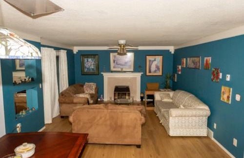 Townline Hill Bed & Breakfast | The Breakfast Suite with 2 Queen beds in Fraser Valley Getaway R1
