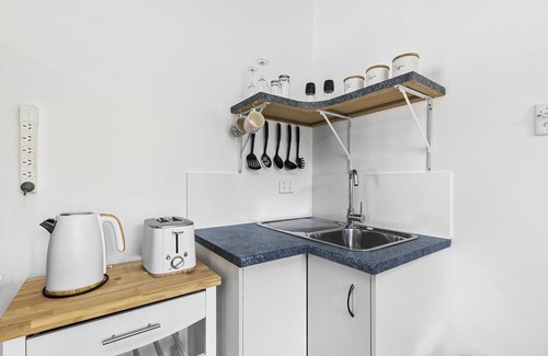 Bellara Apartment | The Brick Batch - Holiday unit