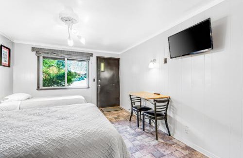 Quilcene House | The Brothers Room 7 at Mount Walker Inn