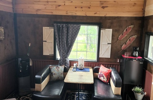 Augusta Cabin | The Bunkhouse-within walking distance to Main Street Augusta