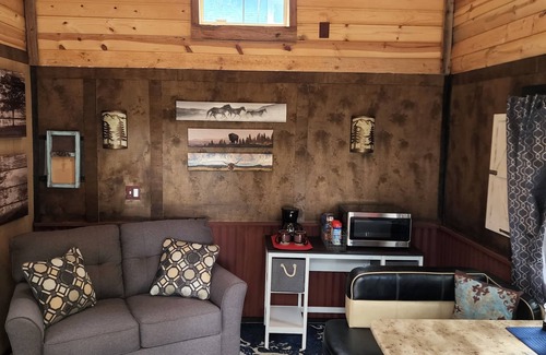 Augusta Cabin | The Bunkhouse-within walking distance to Main Street Augusta
