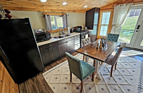 Confluence House | The Byre Bungalow-Country Getaway, close to Yough, Fallingwater w/Hot Tub!
