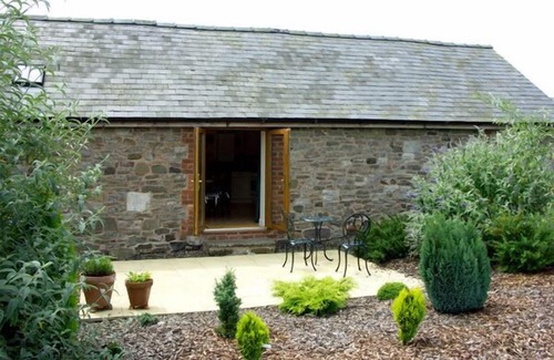 Wentnor Cottage | THE BYRE, character holiday cottage, with a garden in Wentnor