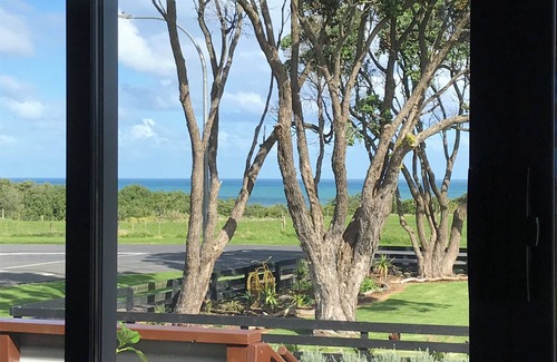 Opunake House | The Cabin-Luxury accomodation with sea views
