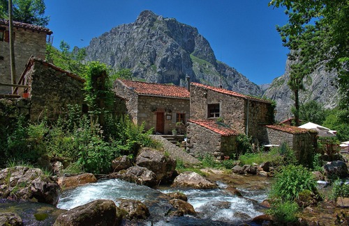 Bulnes Hotel | The Caleyon, village house with breakfast. Rooms with private bathroom.