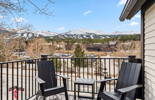 Historic District Condo | The Carlin Royal Tiger | Bunks, Views & Balcony