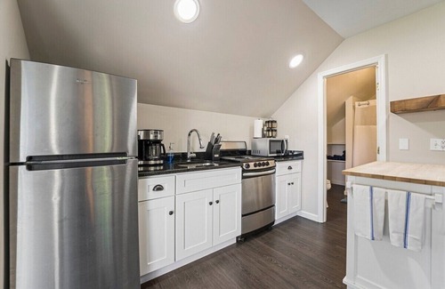 Saratoga Springs Apartment | The Carriage House by Saratoga Stays +garage