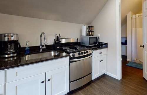 Saratoga Springs Apartment | The Carriage House by Saratoga Stays +garage
