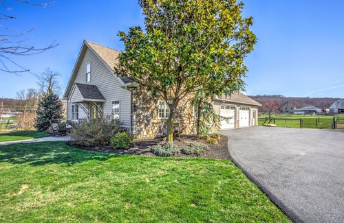 New Holland House | The Carriage House, Cozy & Family Friendly Farm Stay