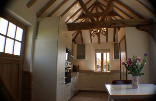Maldon House | The Cart Lodge. Pet friendly, beams, log burner & optional private hot tub.