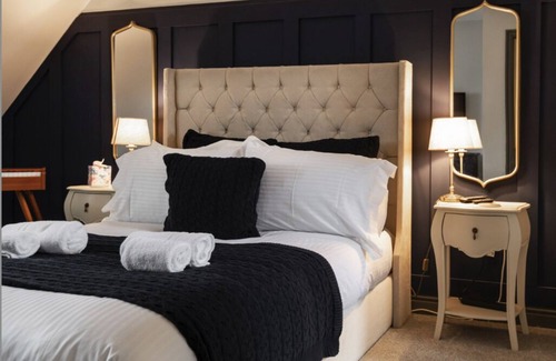 Witney Bed & Breakfast | The Case in Point. Heart of Witney & The Cotsworlds. Pet friendly.
