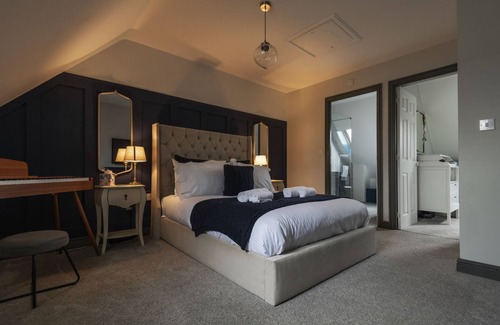 Witney Bed & Breakfast | The Case in Point. Heart of Witney & The Cotsworlds. Pet friendly.
