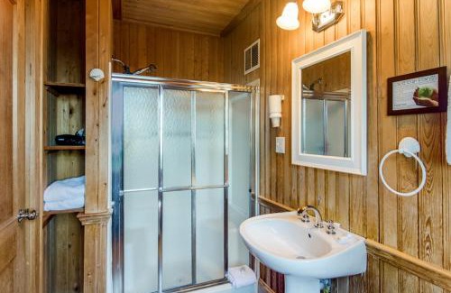 Ocracoke Hotel | The Castle Bed And Breakfast