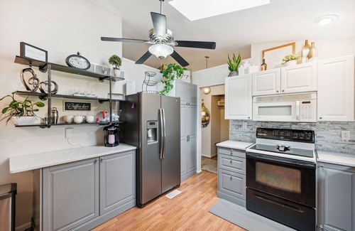 Roselawn Finance Condo | The charm of Cincinnati in a spacious 3-bedroom condo, WiFi, A/C, and more.
