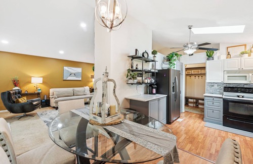 Roselawn Finance Condo | The charm of Cincinnati in a spacious 3-bedroom condo, WiFi, A/C, and more.