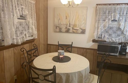 La Plata House | The Charming Country Cottage-Welcomes you and your pet!