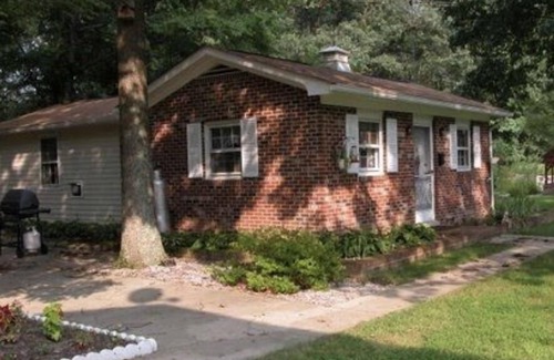 La Plata House | The Charming Country Cottage-Welcomes you and your pet!