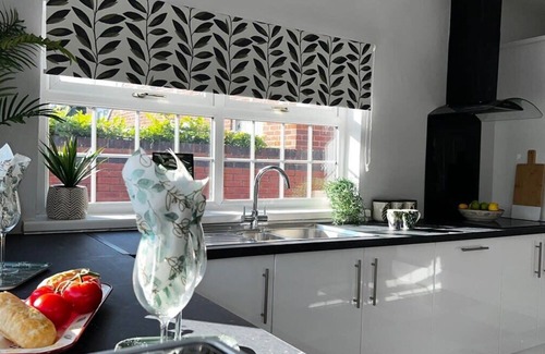 Blacon Apartment | The Cheshire Gathering - Hot Tub 8 Bedroom