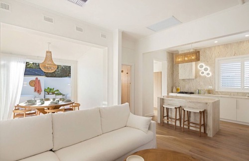 Glenelg South House | The Chester - 2BR Chic House with Outdoor Tub