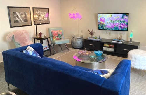 Broadmoor Apartment | The Chic Flamingo