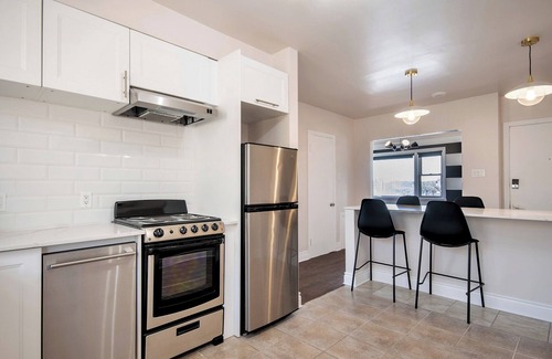 Ahuntsic Apartment | The Classic | Subway | AC | WIFI | Balcony | TV