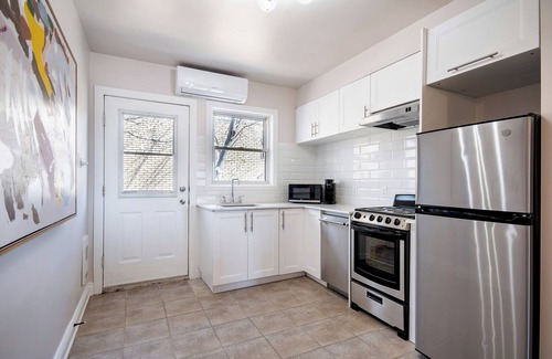 Ahuntsic Apartment | The Classic | Subway | AC | WIFI | Balcony | TV