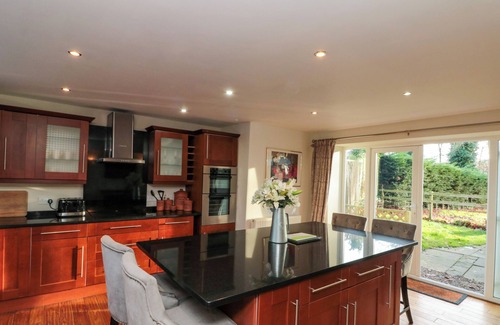East Ayton Cottage | THE COACH HOUSE, pet friendly, with hot tub in East Ayton