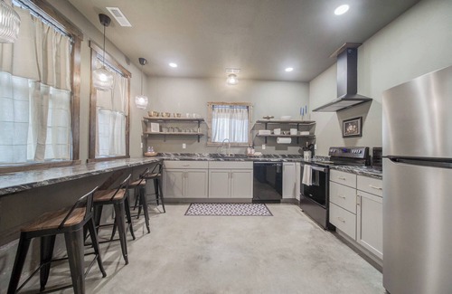 St. James House | The Concord: A charming 2-bed 2-bath pet friendly house in historic Saint James
