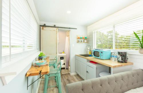 Johnson City House | The Container Retreat @ 290 Wine Trail #1 Escape to Hye, TX