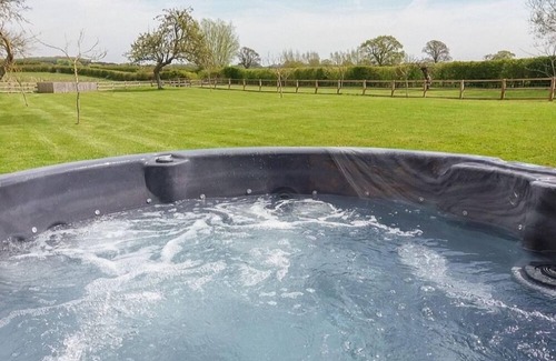 Carterton House | The Cotswold Manor Cottage, Exclusive Hot Tub, Games Barn, 70 acres of Parkland