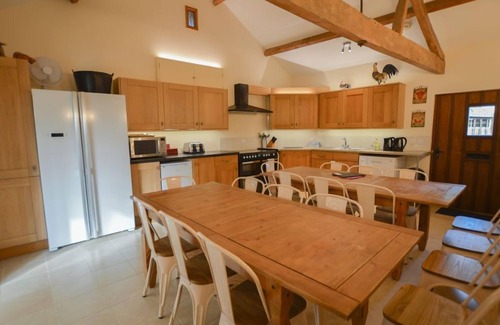 Carterton House | The Cotswold Manor Grange, Exclusive Hot Tub, Games Barn, 70 acres of Parkland