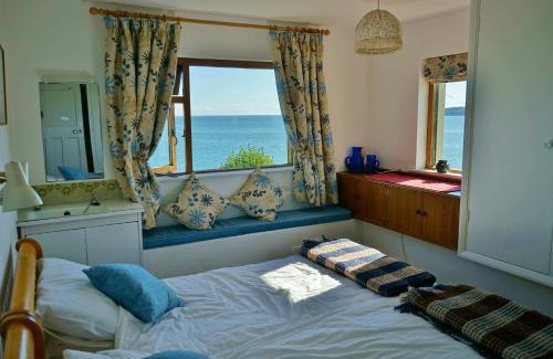 Wiseman's Bridge House | The Cottage - Sea Views, Direct Access to Beach, Pet Friendly