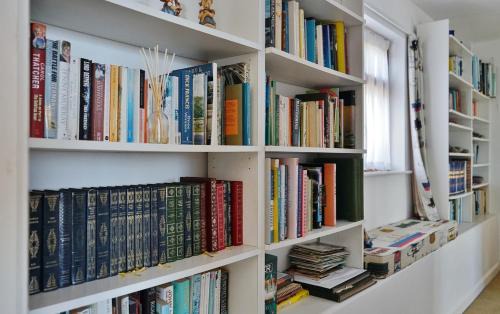 Wiseman's Bridge House | The Cottage - Sea Views, Direct Access to Beach, Pet Friendly