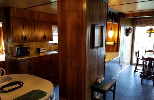 Taswell Cabin | The Cove COZY COUNTRY COTTAGE.30 seconds from Patoka Lake.sleeps 12