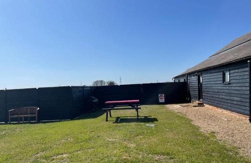 Southminster Apartment | The Cow Shed 1BR-Sleeps4-Parking-PetsOK