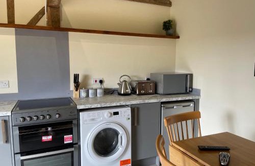 Southminster Apartment | The Cow Shed 1BR-Sleeps4-Parking-PetsOK