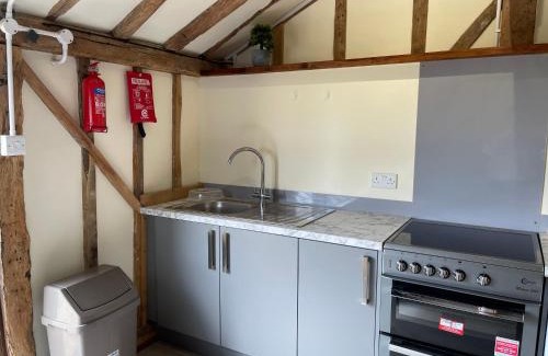 Southminster Apartment | The Cow Shed 1BR-Sleeps4-Parking-PetsOK