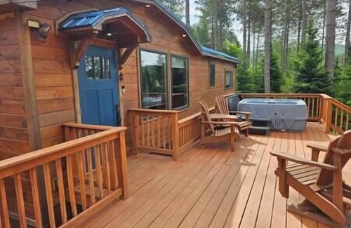 Malone Cabin | The Cozy Bear w/Hot Tub overlooking Mtn views!