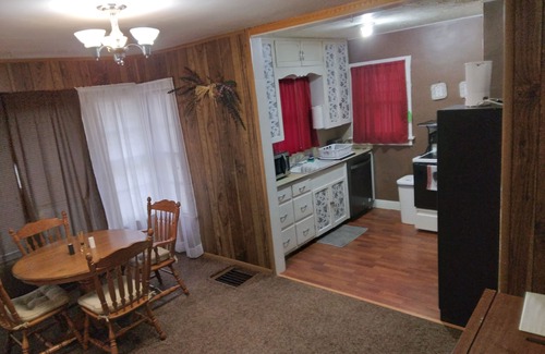 Jetmore Apartment | The Cozy Cavern (Top floor Apartment).