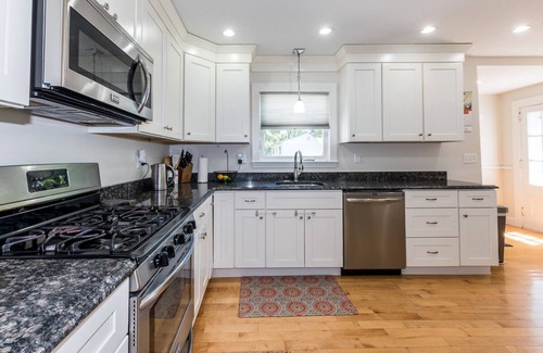 Norwood House | The Cozy Colonial - 4 BDRM that's close to train and only 35 min from City!