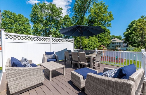 Norwood House | The Cozy Colonial - 4 BDRM that's close to train and only 35 min from City!