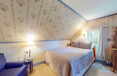 Hancock Point Bed & Breakfast | The Crocker House Country Inn (Rm 9)