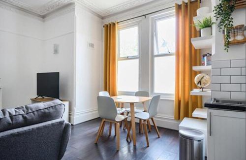 Croham Apartment | The Den