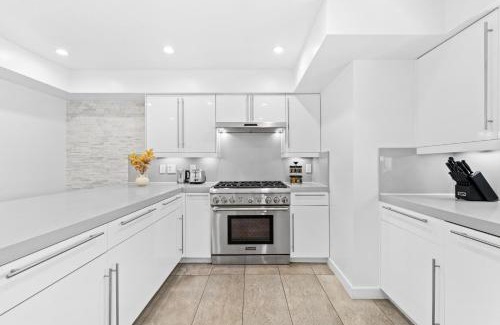 Wilshire Montana Apartment | The Diamond Dune - Upscale 3 Level 4BR Terrace Santa Monica